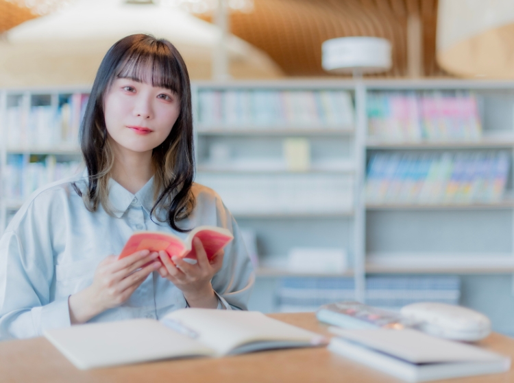 自宅で漢方を学び、充実した時間を過ごす女性のイメージ
